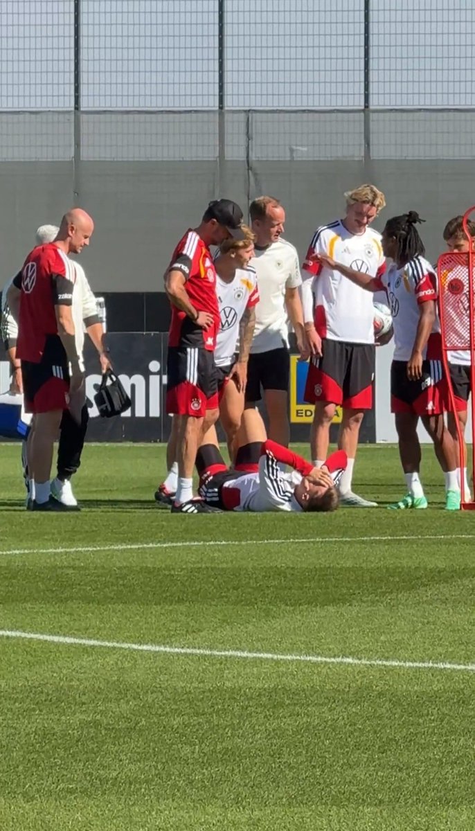 BVBdaMassa09's tweet photo. 📰BILD:  Nico Schlotterbeck sofreu uma entorse no tornozelo direito durante treinamentos com a seleção alemã em um choque com Finn Jeltsch, por mais que não tenha sida tão grave como a que sofreu na Copa do Mundo e não seja necessário uma cirurgia, o zagueiro irá(+)

📸Kerry Hau https://t.co/TB7iKzMEH6