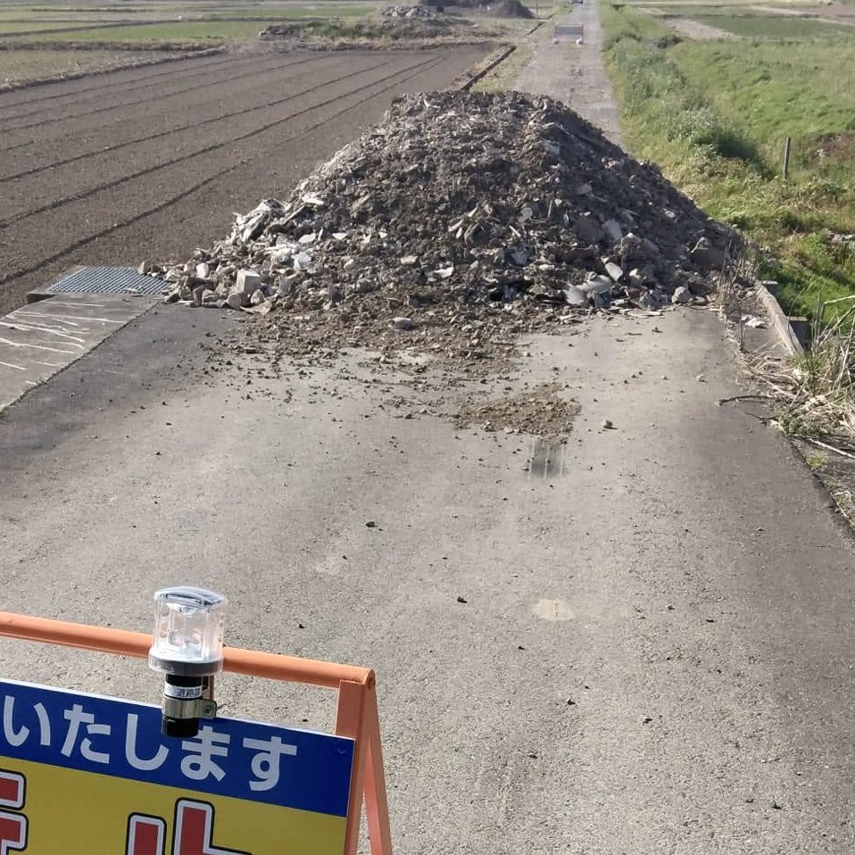 JAPANBOY_Dai's tweet photo. 風化させないシリーズ
埼玉県白岡市の畑道

2カ所

何者かにより産廃が不法投棄されました

こちら税金650万円を使い撤去となりました
私達国民の血税です https://t.co/X8CLPRAVEe