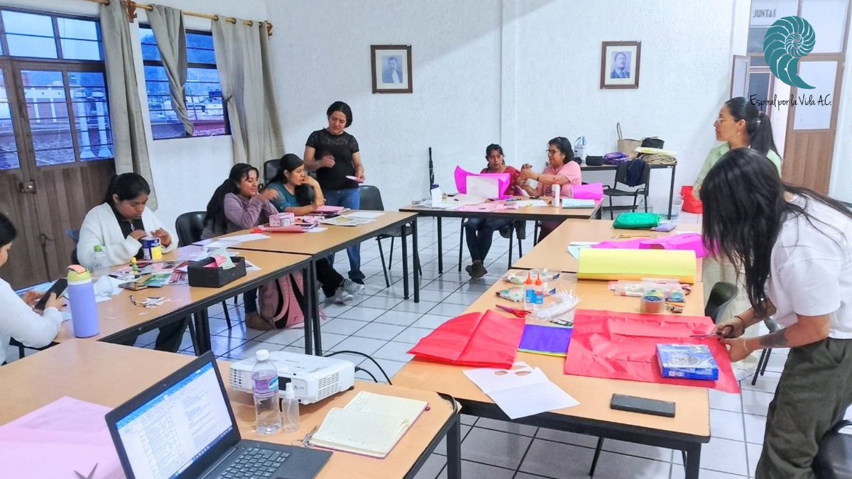 EspiralAC's tweet photo. Redes de Mujeres por la Autonomía Económica 💜Llevamos a cabo el Taller “Ahorro Comunitario y Solidario” en los municipios de Santa Catarina Ixtepeji, San Juan Chicomezúchil, Capulálpam de Méndez e Ixtlán de Juárez.🏘️👛

#AhorroComunitario #EconomíaSolidaria #MujeresQueAhorran https://t.co/GxKezQQMQE