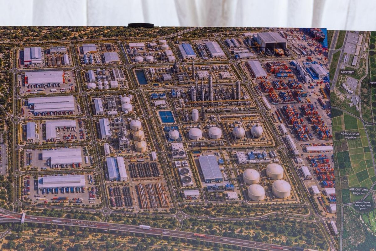 MuchiriSapery's tweet photo. The Dangote East Africa Refinery.
Bwana, what was Uhuru doing with our Dangote? https://t.co/4jgAurbJ4R