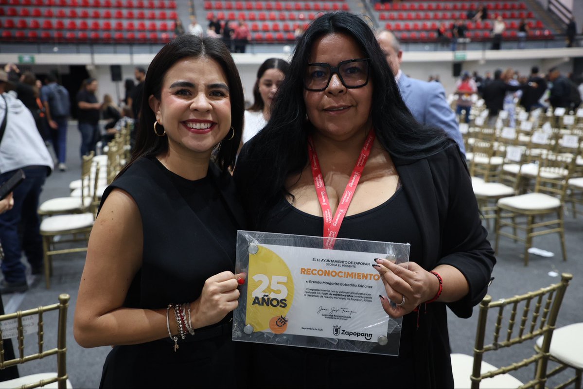 isauraamadorn's tweet photo. Hay historias que merecen ser reconocidas. 🧡

Hoy tuve la oportunidad de acompañar el homenaje a 484 servidoras y servidores públicos de Zapopan que cumplen 25, 30 y 35 años de servicio. https://t.co/wmFtdDZFbg