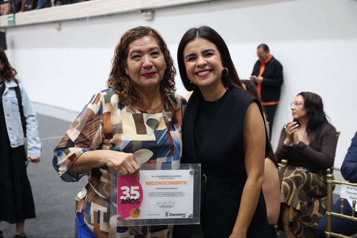 isauraamadorn's tweet photo. Hay historias que merecen ser reconocidas. 🧡

Hoy tuve la oportunidad de acompañar el homenaje a 484 servidoras y servidores públicos de Zapopan que cumplen 25, 30 y 35 años de servicio. https://t.co/wmFtdDZFbg