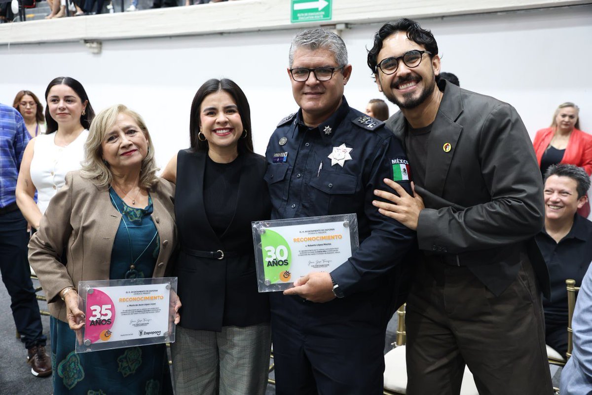 isauraamadorn's tweet photo. Hay historias que merecen ser reconocidas. 🧡

Hoy tuve la oportunidad de acompañar el homenaje a 484 servidoras y servidores públicos de Zapopan que cumplen 25, 30 y 35 años de servicio. https://t.co/wmFtdDZFbg