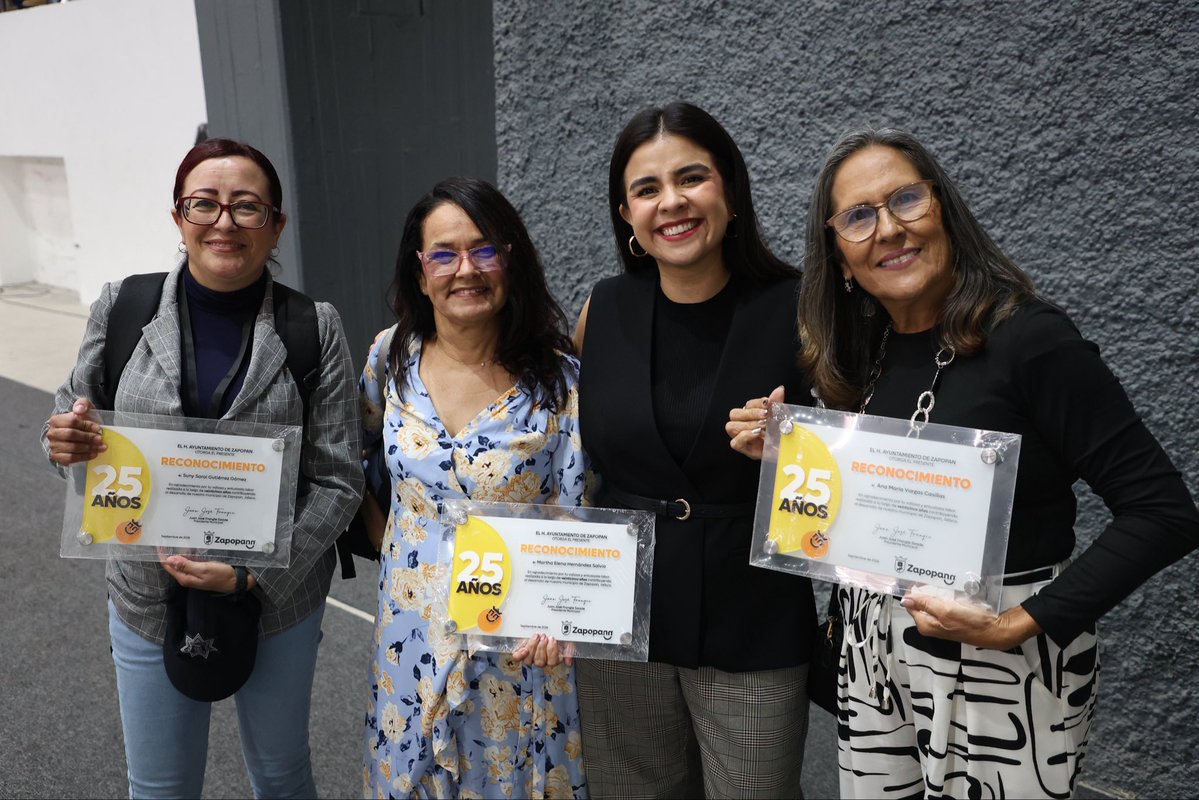 isauraamadorn's tweet photo. Hay historias que merecen ser reconocidas. 🧡

Hoy tuve la oportunidad de acompañar el homenaje a 484 servidoras y servidores públicos de Zapopan que cumplen 25, 30 y 35 años de servicio. https://t.co/wmFtdDZFbg