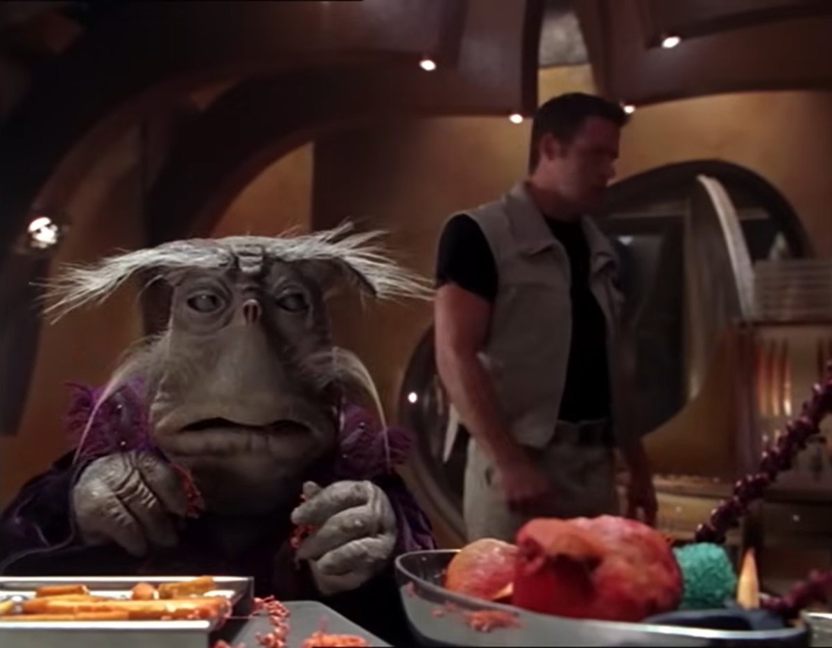 archaicf0ssil's tweet photo. I love space food in sci-fi shows because it always looks like some bullshit https://t.co/qu3luDenm3