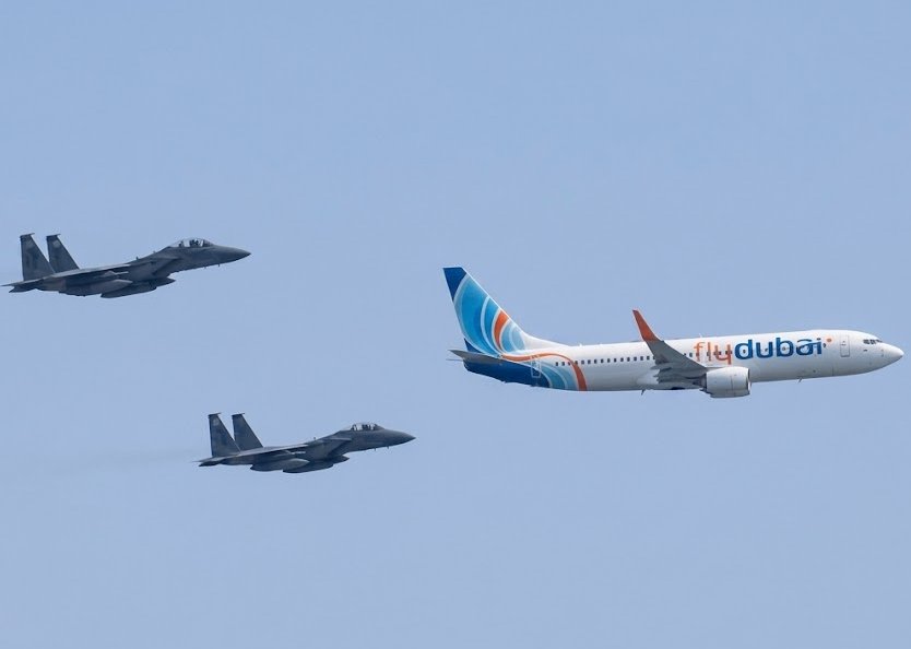 Defensa_Israel's tweet photo. ¿Cuáles son las probabilidades de que un avión se lance en un picado tan violento que deshaga el timón de cola y aún asi logre estabilizarse, que el piloto logre anular al copiloto terrorista aún estando gravemente herido, que varios pasajeros se enganchen en la lucha y saquen al terrorista de la cabina, y que justamente haya entre los pasajeros dos pilotos que conocían perfectamente al modelo de avión en que viajaban?
🇮🇱
¡Creer en los milagros o reventar!  🙂  Am #Israel Jai
En fin. Les dejo unos videos y una foto del retorno a casa!