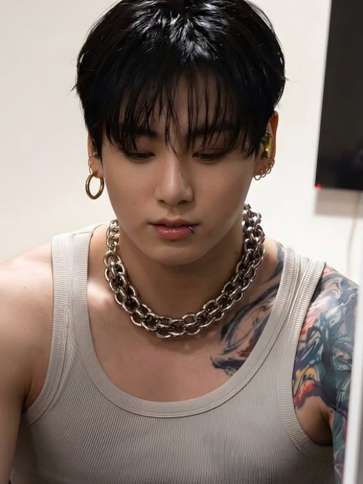 JEONKH_'s tweet photo. he is so damn fine https://t.co/bs3VlzbEAl