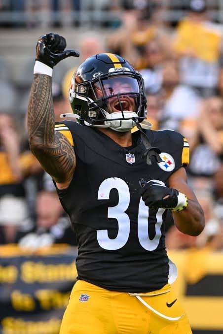 rafeeeki's tweet photo. 📈 Jaylen Warren is a MUST START for Week 4!

With Rico Dowdle out, Warren is coming off a 90% snap share and 20 touches for 176 total yards.

Now he gets Cleveland, allowing 4.5 YPC and 120 rushing yards/game.

Workhorse usage + receiving upside = big ceiling Thursday. 👀

#FantasyFootball #JaylenWarren #Steelers #TNF #StartSit