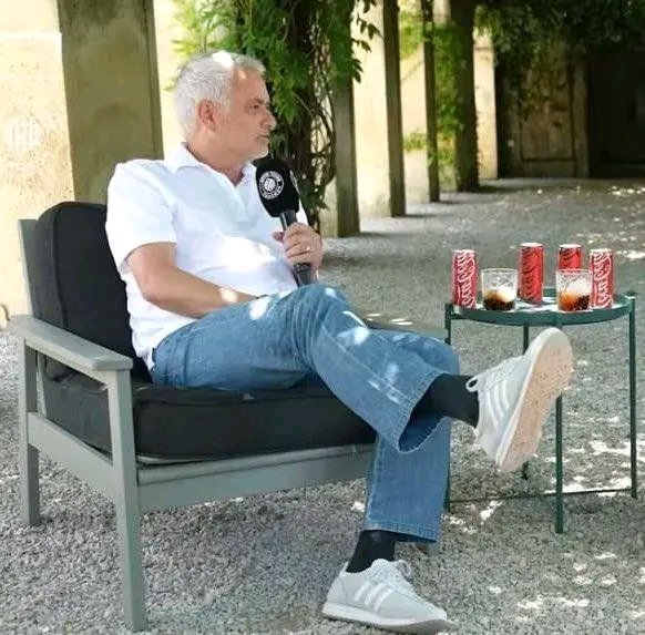 UtdBlakee's tweet photo. 🚨 José Mourinho sends a warning to Jorge Jesus over Cristiano Ronaldo:

🗣️“Jorge, you need to be very careful with Cristiano Ronaldo. You are dealing with a name that carries decades of history.

Ronaldo is not someone you simply bench and expect everyone to stay quiet.

If he is fit and available, give him the minutes he deserves and let him contribute to this team.

Do not turn a legendary career into a story about a player watching important games from the bench.

He has earned the right to finish his international career on his own terms, not as a forgotten substitute.

You are managing Portugal, but you are also handling one of the biggest names football has ever produced.

If you keep making the wrong decisions, you could damage your own reputation with the Ronaldo fans.

Jorge, consider this your warning: Ronaldo is a legend, and legends deserve respect.”