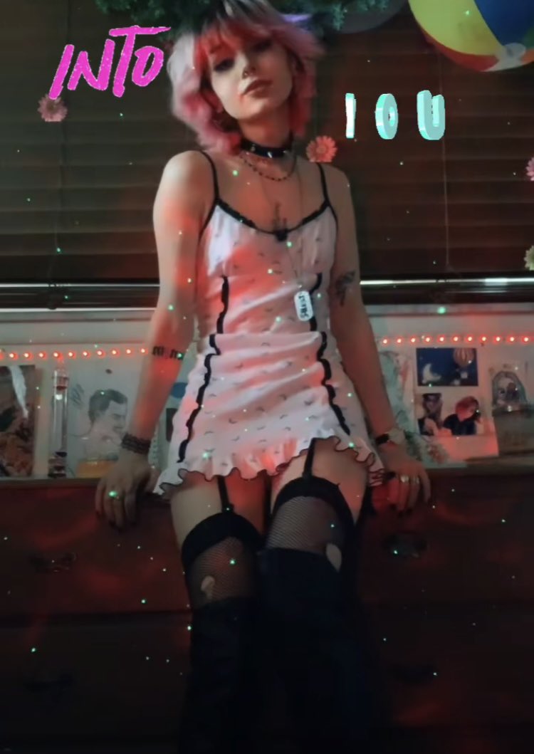 LovingLilyRenee's tweet photo. Red Haired Goddess (1/2) https://t.co/HKFzQmWbma