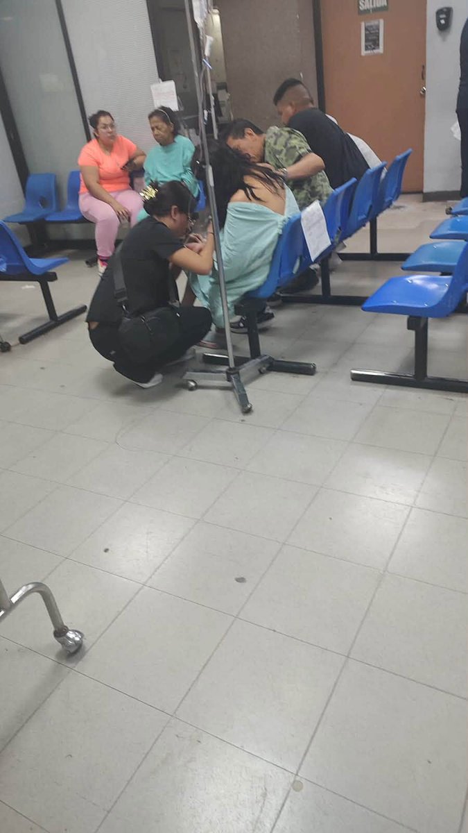 EmisorSLP's tweet photo. https://t.co/6ugc5GWvDG ¡Indignante! Mujer da a luz en un baño del IMSS https://t.co/rzekw54CQH