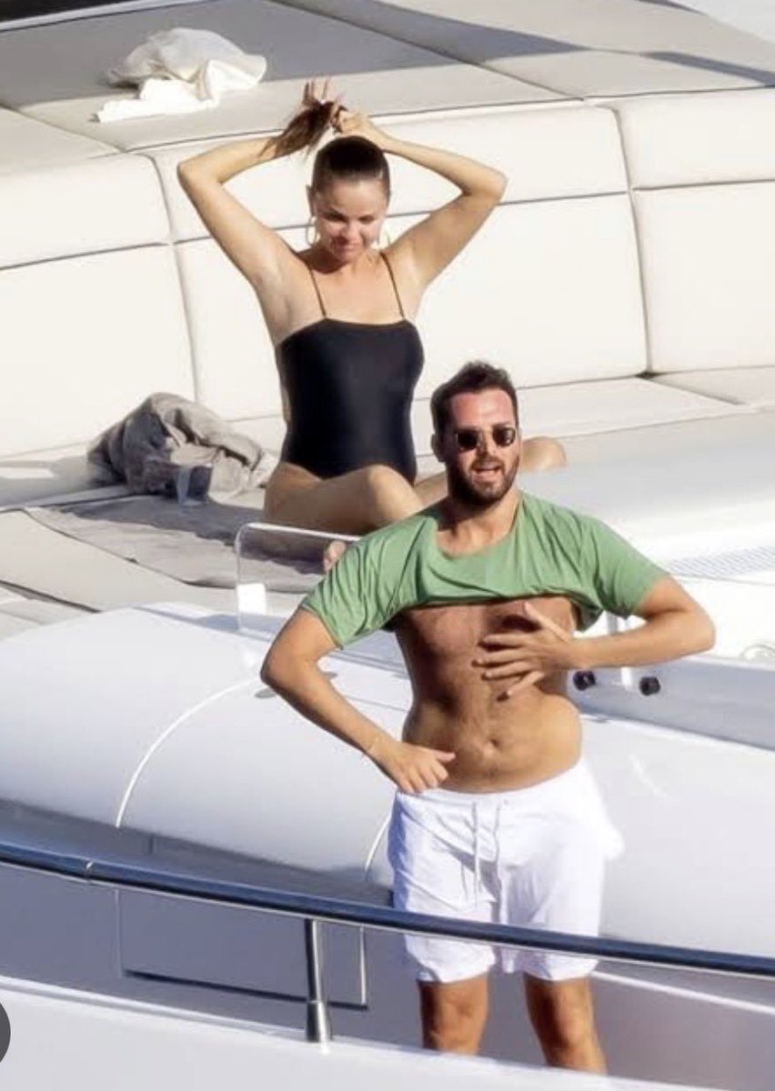 BadPersinDidIt's tweet photo. 🚨 Selena Gomez reportedly revealed during an Instagram Live that she has ended her marriage to Benny Blanco following alleged repeated cheating.

According to the claims, Selena said she had “taken a lot” from the relationship but finally reached her limit. She reportedly revealed that she has moved to Italy and is now dating Italian producer Andrea Iervolino, saying she’s happier and enjoying her new life. 😭💔

The claims have already sent fans into shock. 👀
