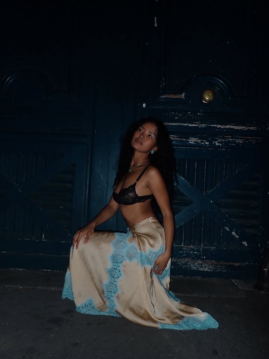 superpechocha's tweet photo. Lingerie on top and silk on the bottom define Monday night's dress code. https://t.co/7zbysweTZT