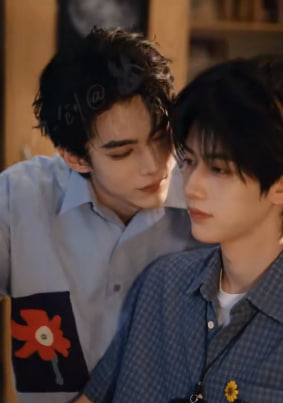 zheng79145's tweet photo. 📺🔥AI《光与年》1-18完结➕全无雾版
改编原文叫提臀🍑来见
校园文！情敌文学➕室友文学 
链接: https://t.co/6AUnCB4puu https://t.co/80HnBvhDP7