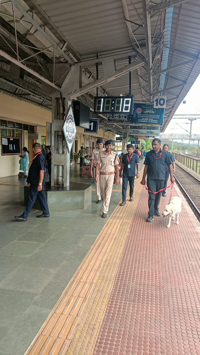 KonkanRailway's tweet photo. #SafetyFirst | A mock drill was conducted at Karwar Station to strengthen preparedness for handling a simulated bomb/suspicious object. RPF, Bomb Disposal Team Karwar &amp; Dog Squad participated, following prescribed safety protocols.
#SadarSeva https://t.co/AKSR7QfJPW