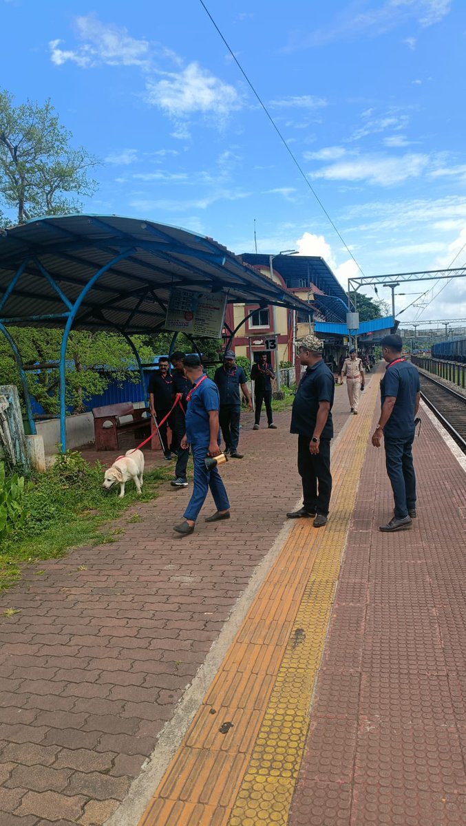 KonkanRailway's tweet photo. #SafetyFirst | A mock drill was conducted at Karwar Station to strengthen preparedness for handling a simulated bomb/suspicious object. RPF, Bomb Disposal Team Karwar &amp; Dog Squad participated, following prescribed safety protocols.
#SadarSeva https://t.co/AKSR7QfJPW