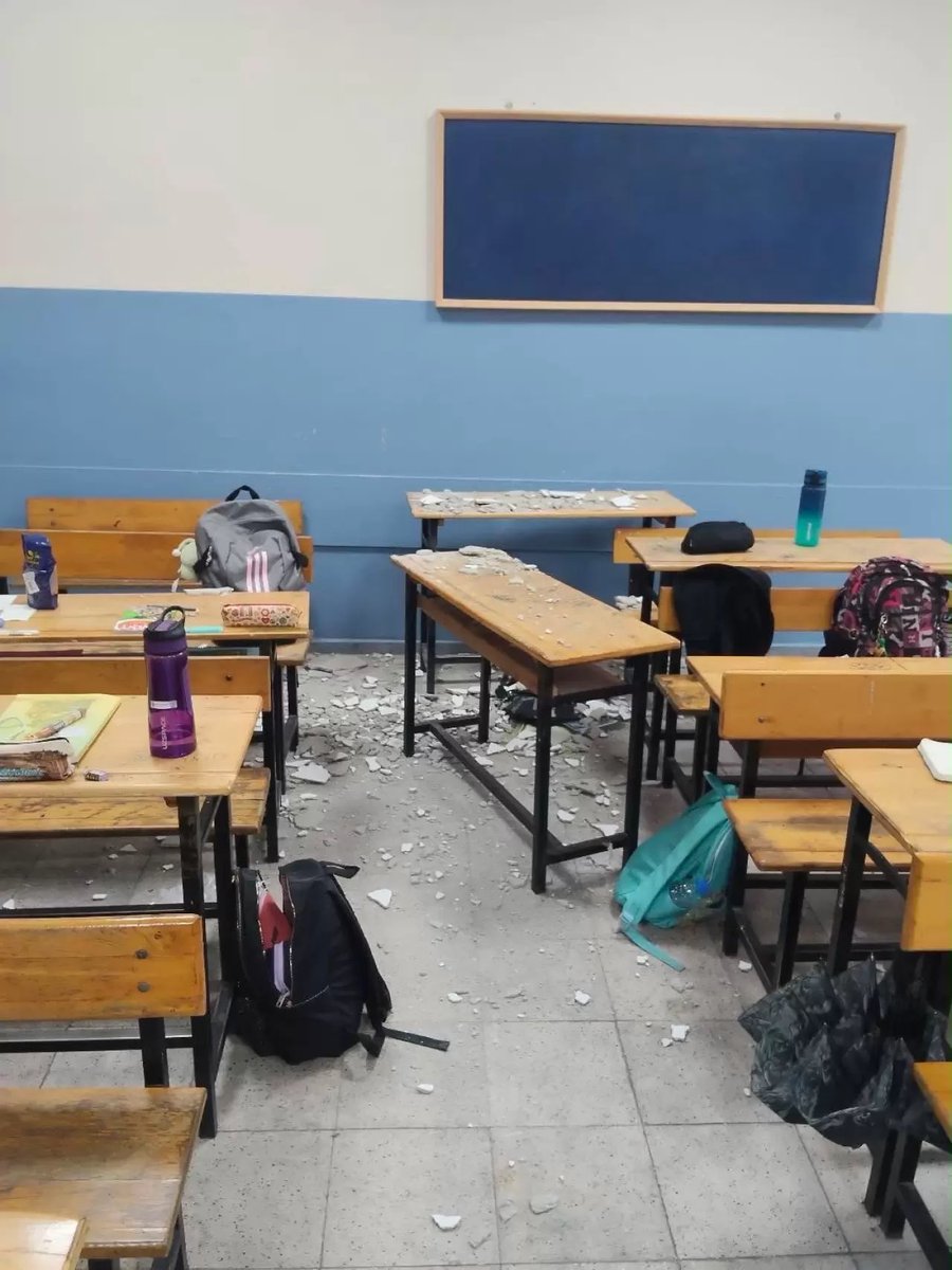 lisdevmucadele's tweet photo. Her Öğrenci İçin Güvenli ve Adil Eğitim İstiyoruz!

Kocaeli, Derince’de bir ilkokulda ders sırasında çöken tavan sıvasının altında kalan 3 öğrenci yaralandı.

Bir kez daha gördük ki okullarımızın içinde de dışında da güvende değiliz. Eğitime ayrılan bütçeler bizim güvenli okullarda okumamız için ayrılmayacaksa neye ayrılacak? Neden öğrencilerin canı hiçe sayılıp güvensiz okullar inşa ediliyor veya güvensiz okullar denetlenmiyor?
İktidar öğrencilerin canını değil patronların cebini düşünüyor! 

Güvenli okullarda, güvenli sokaklarda yaşayacağımız bir düzeni kurana kadar mücadelemiz sürecek!