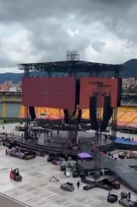 igorogh's tweet photo. O palco do BTS já está sendo montado no Estadio El Campín, em Bogotá! 🇨🇴💜

O grupo desembarca na Colômbia para os primeiros shows da BTS WORLD TOUR ‘ARIRANG’ na América Latina, nesta sexta (2) e sábado (3) de outubro. https://t.co/8TccmQyaED