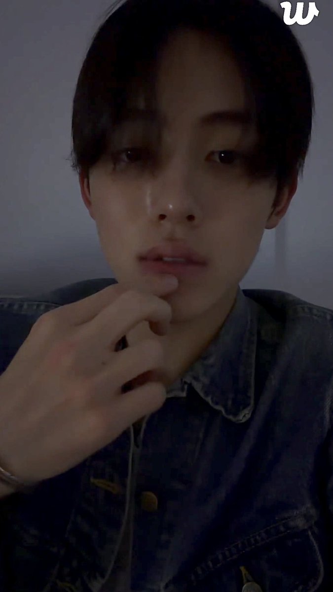 000E0M's tweet photo. 너랑 영상통화하는데 너무 예뻐서 내가 할말을 잃었고 또 그 중에 반은 캡쳐를 하느라 “미안 뭐라고? 캡쳐하느라 못들었어” 무한반복😳 https://t.co/uXJILBlgo0