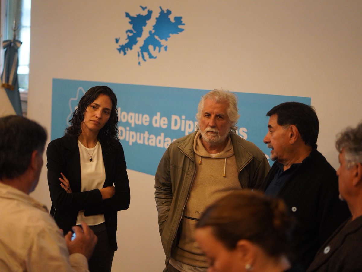 PaulaPenacca's tweet photo. Que no tienen legitimidad. Eso dijeron los tres supremos que nadie eligió para que ocupen ese lugar sobre los ex combatientes de Malvinas que presentaron la demanda contra el DNU 70. De esa manera Rosatti, Rosenkrantz y Lorenzetti dejaron firme la derogación de la Ley de Tierras. https://t.co/VQuJ1rjOs3