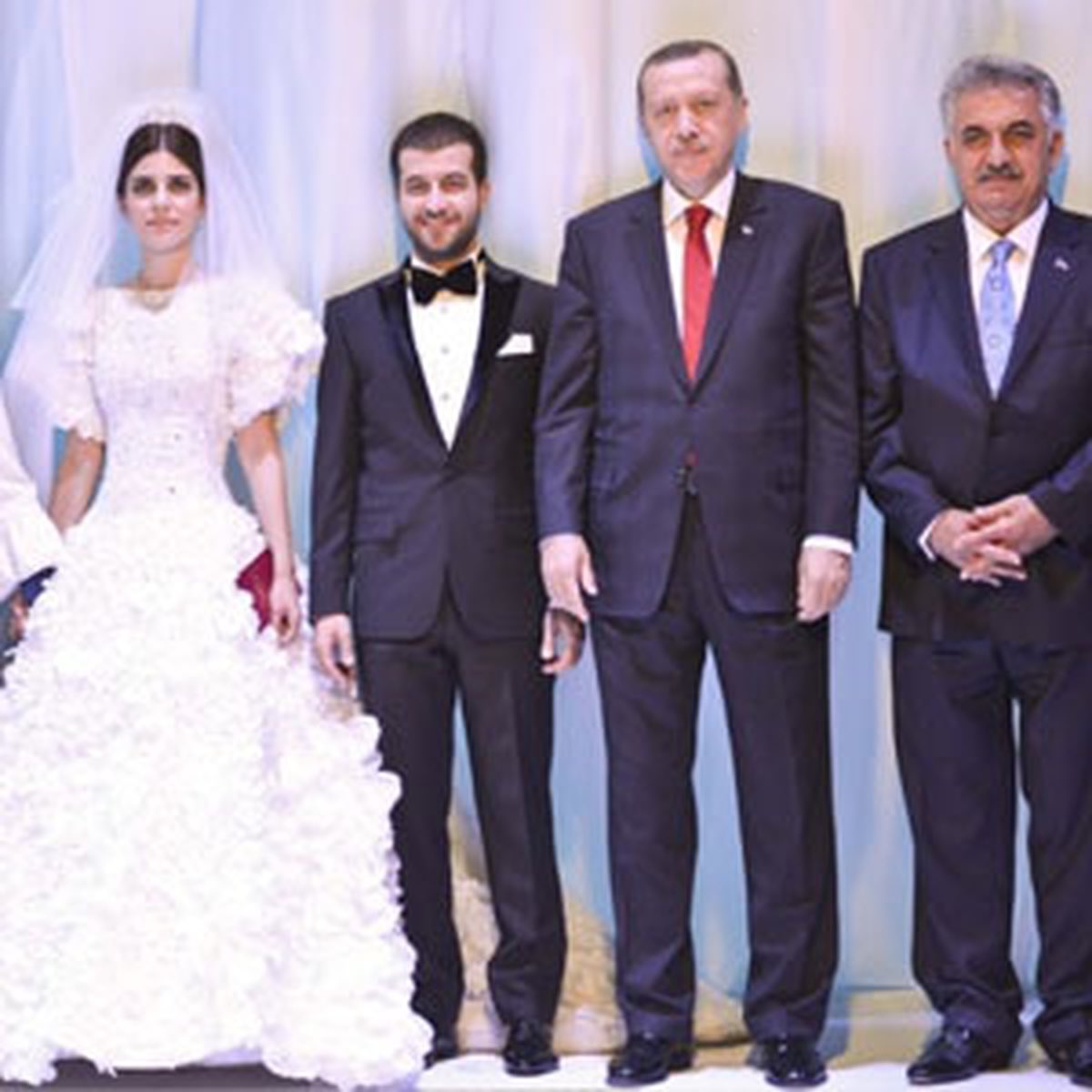 haberaktifcom's tweet photo. Milletvekili ve gazeteci Ahmet Şık duyurdu: “Fon soruşturması kapsamında AKP Siyasi ve Hukuki İşlerden Sorumlu Genel Başkan Yardımcısı Hayati Yazıcı’nın oğlu Mustafa Yazıcı’nın tüm mal varlığına tedbir kararı getirildi.”

Mustafa Yazıcı’nın sahibi olduğu Adil Varlık Yönetim A.Ş. Geçen yıl kasım ayında BDDK’dan dijital bankacılık lisansı alarak Adil Katılım Bankası A.Ş. ismiyle bankacılık sektörüne giriş yapmıştı.