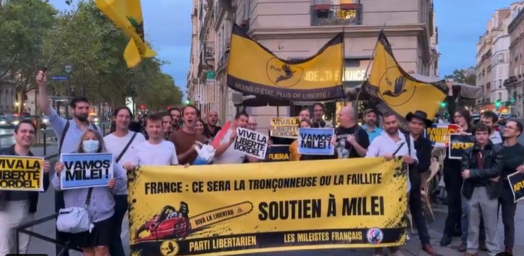 clarincom's tweet photo. "LOS MILEISTAS FRANCESES" SE CONVOCARON A LA EMBAJADA ARGENTINA EN PARÍS

Un grupo de libertarios franceses se convocaron para saludar a Javier Milei, que llegó a la sede diplomática minutos después de aterrizar en la capital francesa.

(+) en Clarín: https://t.co/zWDh18cE42