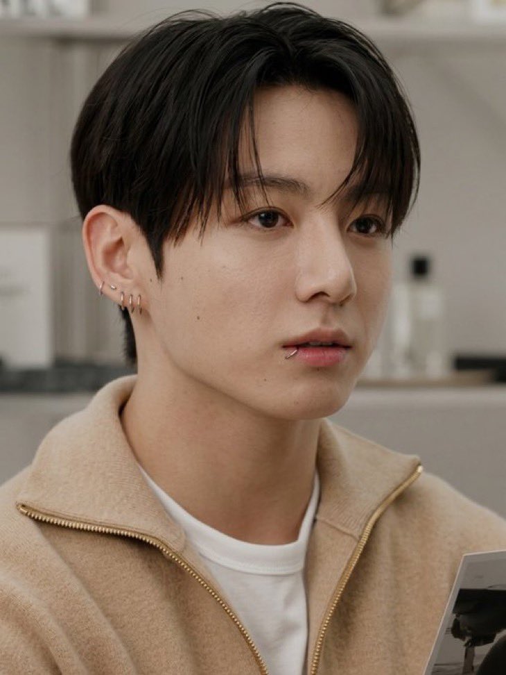 JEONKH_'s tweet photo. he’s so insanely handsome and attractive https://t.co/ye6M383D4E
