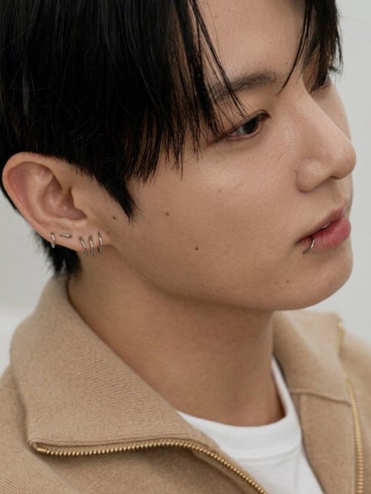 JEONKH_'s tweet photo. he’s so insanely handsome and attractive https://t.co/ye6M383D4E