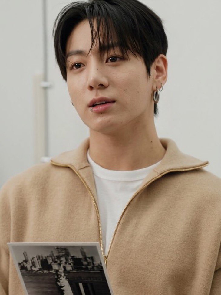 JEONKH_'s tweet photo. he’s so insanely handsome and attractive https://t.co/ye6M383D4E