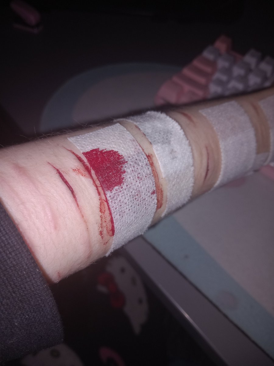tiniestclownie's tweet photo. I've changed the bandage 4 times already bro... sfx makeup fake btw https://t.co/ivQy0eYBr7