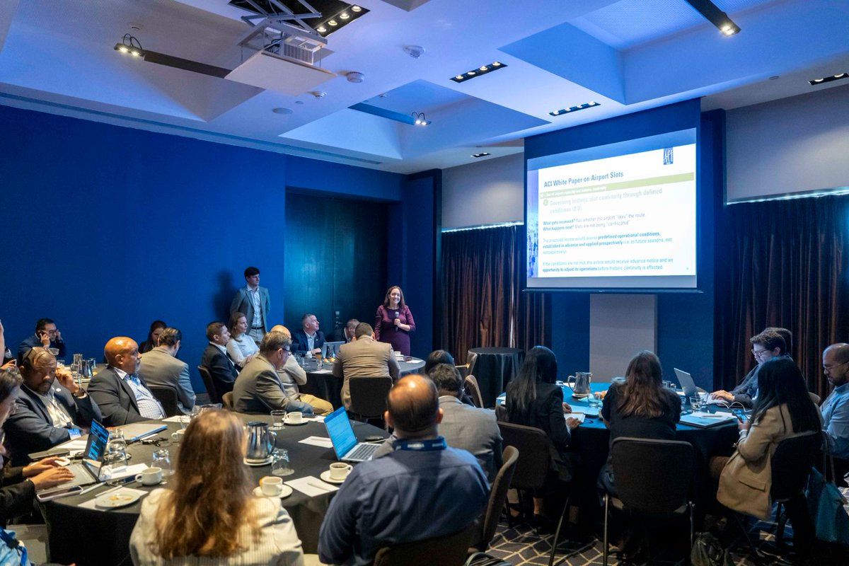 ACI_LAC's tweet photo. ✈️ 27 participantes se sumaron al workshop sobre slots aeroportuarios del #AirTransportSummit.

La sesión abordó los fundamentos de la facilitación de horarios y coordinación de slots, así como las implicaciones estratégicas de la asignación de capacidad aeroportuaria.
@ACIWorld https://t.co/poojmXWptG