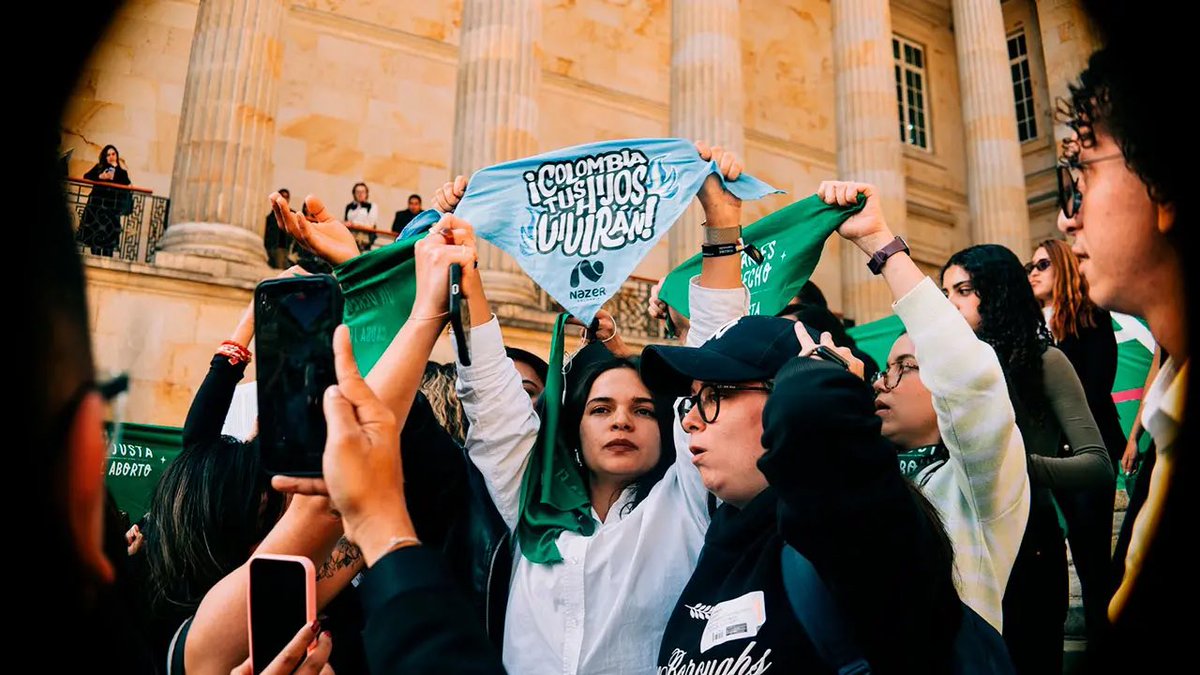 Gabo_Magus's tweet photo. ¿Me están diciendo que, cuando los antiaborto hagan plantones, pongan mesas en parques o se manifiesten en espacios públicos, nosotros tenemos derecho a ir a invadir su espacio y su derecho a la manifestación?

Supongo que, cuando hagan manifestaciones religiosas públicas, también puedo aparecer con una pancarta que diga “¡Viva Satanás!”, ¿no? Porque, si no hubo nada malo con la persona que invadió la manifestación por el aborto, entonces supongo que nosotras tenemos carta libre para sabotear sus manifestaciones religiosas, ¿verdad?
