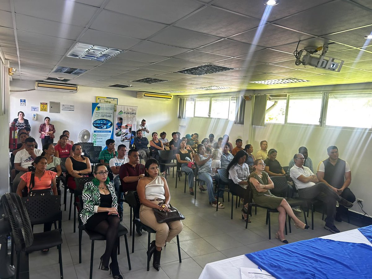 MIT_Ecuador's tweet photo. #Napo | La Amazonía se conecta gracias a la tecnología. 🌱💻

La subsecretaria de Fomento de la Sociedad de la Información y Economía Digital, Giovanna Córdova, lideró una nueva jornada de las #BrigadasTech en Tena.

✅ Durante esta jornada, abordamos las acciones del Gobierno Nacional para impulsar el uso de la tecnología en el desarrollo productivo, con énfasis en inteligencia artificial, agroindustria y productividad, acercando nuevas herramientas y oportunidades a la ciudadanía.

Asimismo, compartimos el potencial de los Puntos Digitales Gratuitos como espacios que contribuyen a la inclusión digital y facilitan el acceso a nuevas oportunidades de formación, emprendimiento e información.

Finalmente, brindamos capacitaciones sobre emprendimiento y productividad a través del taller “Click para vender”, fortaleciendo las habilidades de la ciudadanía.

Seguimos acercando la tecnología a más ecuatorianos para construir un país más conectado. 🇪🇨