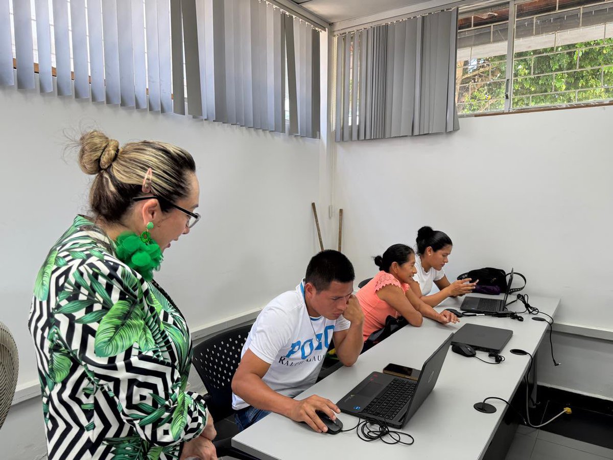 MIT_Ecuador's tweet photo. #Napo | La Amazonía se conecta gracias a la tecnología. 🌱💻

La subsecretaria de Fomento de la Sociedad de la Información y Economía Digital, Giovanna Córdova, lideró una nueva jornada de las #BrigadasTech en Tena.

✅ Durante esta jornada, abordamos las acciones del Gobierno Nacional para impulsar el uso de la tecnología en el desarrollo productivo, con énfasis en inteligencia artificial, agroindustria y productividad, acercando nuevas herramientas y oportunidades a la ciudadanía.

Asimismo, compartimos el potencial de los Puntos Digitales Gratuitos como espacios que contribuyen a la inclusión digital y facilitan el acceso a nuevas oportunidades de formación, emprendimiento e información.

Finalmente, brindamos capacitaciones sobre emprendimiento y productividad a través del taller “Click para vender”, fortaleciendo las habilidades de la ciudadanía.

Seguimos acercando la tecnología a más ecuatorianos para construir un país más conectado. 🇪🇨