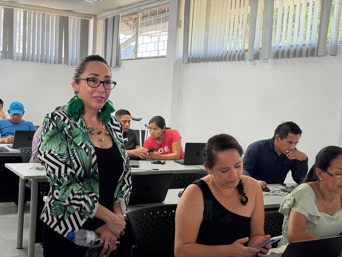 MIT_Ecuador's tweet photo. #Napo | La Amazonía se conecta gracias a la tecnología. 🌱💻

La subsecretaria de Fomento de la Sociedad de la Información y Economía Digital, Giovanna Córdova, lideró una nueva jornada de las #BrigadasTech en Tena.

✅ Durante esta jornada, abordamos las acciones del Gobierno Nacional para impulsar el uso de la tecnología en el desarrollo productivo, con énfasis en inteligencia artificial, agroindustria y productividad, acercando nuevas herramientas y oportunidades a la ciudadanía.

Asimismo, compartimos el potencial de los Puntos Digitales Gratuitos como espacios que contribuyen a la inclusión digital y facilitan el acceso a nuevas oportunidades de formación, emprendimiento e información.

Finalmente, brindamos capacitaciones sobre emprendimiento y productividad a través del taller “Click para vender”, fortaleciendo las habilidades de la ciudadanía.

Seguimos acercando la tecnología a más ecuatorianos para construir un país más conectado. 🇪🇨