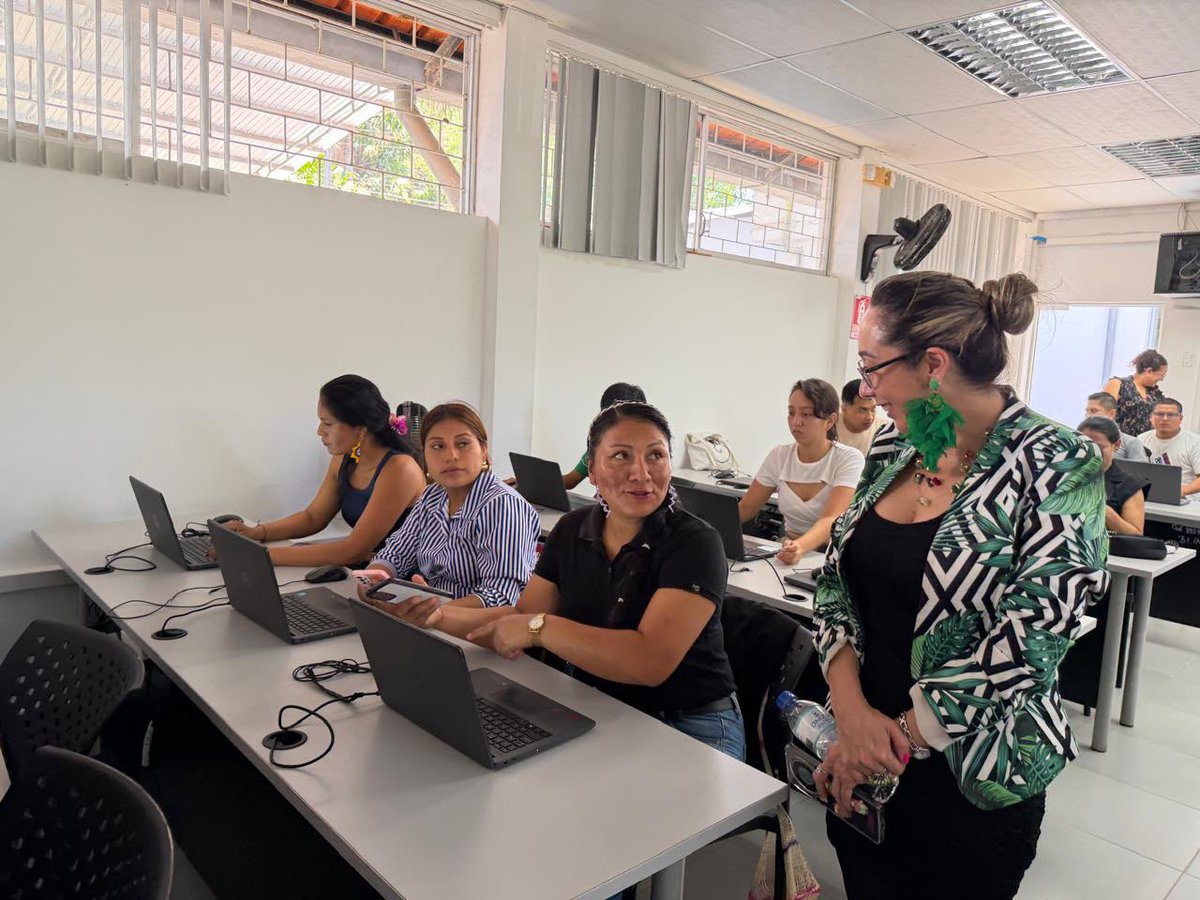 MIT_Ecuador's tweet photo. #Napo | La Amazonía se conecta gracias a la tecnología. 🌱💻

La subsecretaria de Fomento de la Sociedad de la Información y Economía Digital, Giovanna Córdova, lideró una nueva jornada de las #BrigadasTech en Tena.

✅ Durante esta jornada, abordamos las acciones del Gobierno Nacional para impulsar el uso de la tecnología en el desarrollo productivo, con énfasis en inteligencia artificial, agroindustria y productividad, acercando nuevas herramientas y oportunidades a la ciudadanía.

Asimismo, compartimos el potencial de los Puntos Digitales Gratuitos como espacios que contribuyen a la inclusión digital y facilitan el acceso a nuevas oportunidades de formación, emprendimiento e información.

Finalmente, brindamos capacitaciones sobre emprendimiento y productividad a través del taller “Click para vender”, fortaleciendo las habilidades de la ciudadanía.

Seguimos acercando la tecnología a más ecuatorianos para construir un país más conectado. 🇪🇨