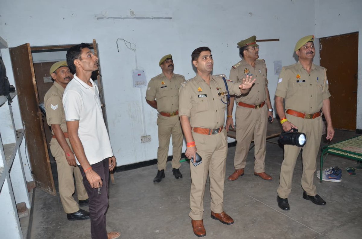 baghpatpolice's tweet photo. #baghpatpolice
अपर पुलिस अधीक्षक बागपत द्वारा थाना चांदीनगर का आकस्मिक निरीक्षण किया गया। निरीक्षण के दौरान थाना कार्यालय, अभिलेखों के रख-रखाव, जनसुनवाई डेस्क, मिशन शक्ति केन्द्र, साइबर हेल्प डेस्क, हवालात मर्दाना, पहरा ड्यूटी एवं महिला हेल्प डेस्क का निरीक्षण कर व्यवस्थाओं का जायजा लिया गया। महिला हेल्प डेस्क कर्मियों को महिला सुरक्षा एवं शिकायतों के गुणवत्तापूर्ण एवं समयबद्ध निस्तारण हेतु आवश्यक दिशा-निर्देश दिए गए। साथ ही थाना परिसर की व्यवस्थाओं एवं पुलिस कार्यप्रणाली को बेहतर बनाए रखने हेतु अधिकारियों/कर्मचारियों को आवश्यक दिशा-निर्देश दिए गए।
@Uppolice