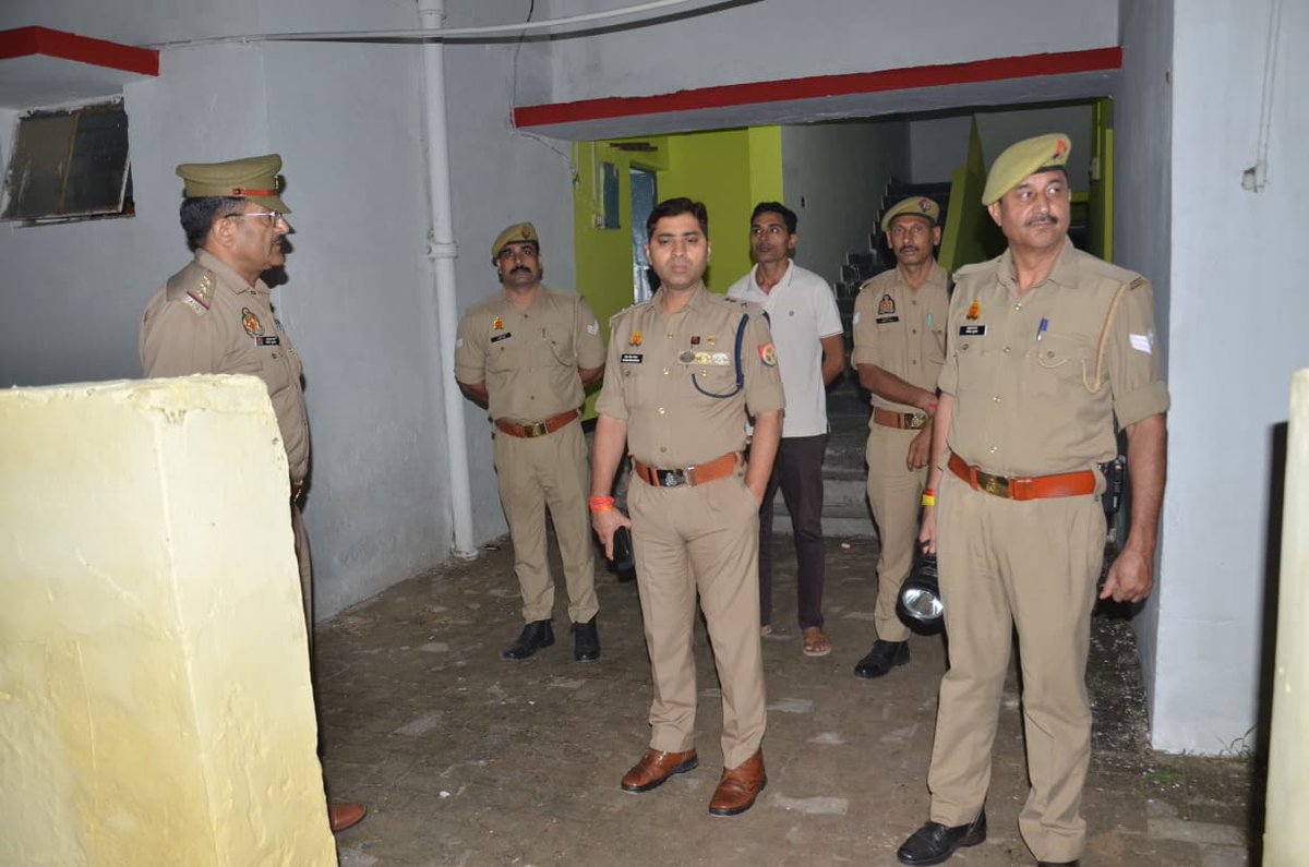 baghpatpolice's tweet photo. #baghpatpolice
अपर पुलिस अधीक्षक बागपत द्वारा थाना चांदीनगर का आकस्मिक निरीक्षण किया गया। निरीक्षण के दौरान थाना कार्यालय, अभिलेखों के रख-रखाव, जनसुनवाई डेस्क, मिशन शक्ति केन्द्र, साइबर हेल्प डेस्क, हवालात मर्दाना, पहरा ड्यूटी एवं महिला हेल्प डेस्क का निरीक्षण कर व्यवस्थाओं का जायजा लिया गया। महिला हेल्प डेस्क कर्मियों को महिला सुरक्षा एवं शिकायतों के गुणवत्तापूर्ण एवं समयबद्ध निस्तारण हेतु आवश्यक दिशा-निर्देश दिए गए। साथ ही थाना परिसर की व्यवस्थाओं एवं पुलिस कार्यप्रणाली को बेहतर बनाए रखने हेतु अधिकारियों/कर्मचारियों को आवश्यक दिशा-निर्देश दिए गए।
@Uppolice