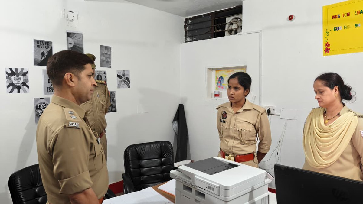 baghpatpolice's tweet photo. #baghpatpolice
अपर पुलिस अधीक्षक बागपत द्वारा थाना चांदीनगर का आकस्मिक निरीक्षण किया गया। निरीक्षण के दौरान थाना कार्यालय, अभिलेखों के रख-रखाव, जनसुनवाई डेस्क, मिशन शक्ति केन्द्र, साइबर हेल्प डेस्क, हवालात मर्दाना, पहरा ड्यूटी एवं महिला हेल्प डेस्क का निरीक्षण कर व्यवस्थाओं का जायजा लिया गया। महिला हेल्प डेस्क कर्मियों को महिला सुरक्षा एवं शिकायतों के गुणवत्तापूर्ण एवं समयबद्ध निस्तारण हेतु आवश्यक दिशा-निर्देश दिए गए। साथ ही थाना परिसर की व्यवस्थाओं एवं पुलिस कार्यप्रणाली को बेहतर बनाए रखने हेतु अधिकारियों/कर्मचारियों को आवश्यक दिशा-निर्देश दिए गए।
@Uppolice