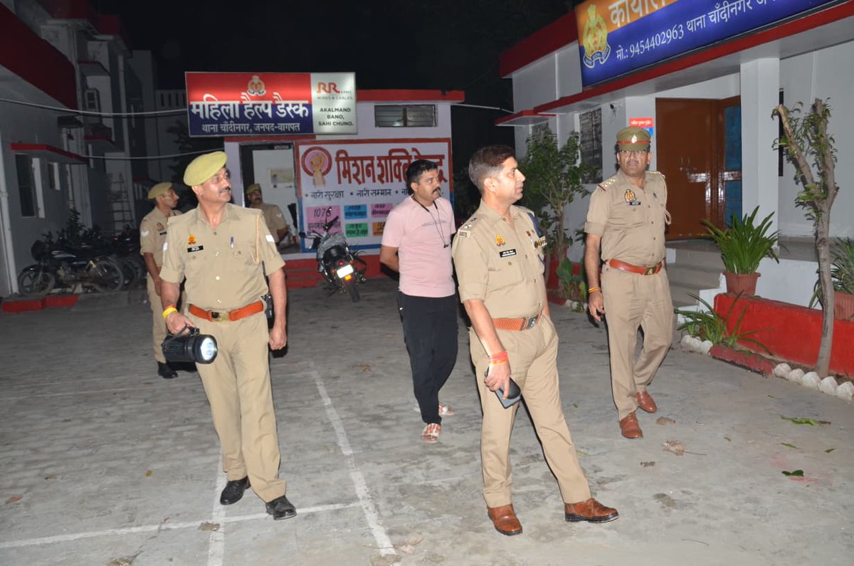 baghpatpolice's tweet photo. #baghpatpolice
अपर पुलिस अधीक्षक बागपत द्वारा थाना चांदीनगर का आकस्मिक निरीक्षण किया गया। निरीक्षण के दौरान थाना कार्यालय, अभिलेखों के रख-रखाव, जनसुनवाई डेस्क, मिशन शक्ति केन्द्र, साइबर हेल्प डेस्क, हवालात मर्दाना, पहरा ड्यूटी एवं महिला हेल्प डेस्क का निरीक्षण कर व्यवस्थाओं का जायजा लिया गया। महिला हेल्प डेस्क कर्मियों को महिला सुरक्षा एवं शिकायतों के गुणवत्तापूर्ण एवं समयबद्ध निस्तारण हेतु आवश्यक दिशा-निर्देश दिए गए। साथ ही थाना परिसर की व्यवस्थाओं एवं पुलिस कार्यप्रणाली को बेहतर बनाए रखने हेतु अधिकारियों/कर्मचारियों को आवश्यक दिशा-निर्देश दिए गए।
@Uppolice
