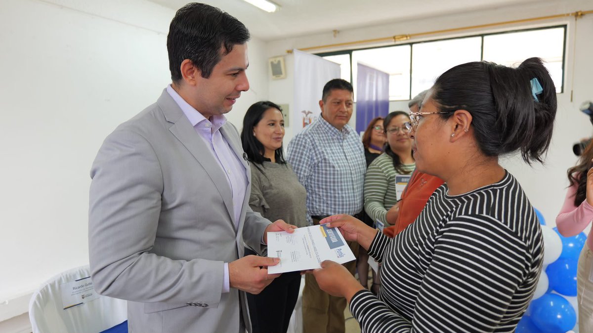 MIT_Ecuador's tweet photo. #Pichincha | Puntos Digitales Gratuitos: acercando la tecnología a la ciudadanía. 💻🇪🇨

El viceministro de Tecnologías de la Información y Comunicación, Ricardo Gutiérrez, entregó 100 certificados a usuarios del Punto Digital Gratuito (PDG) Ferroviaria, en el sur de Quito, quienes culminaron con éxito sus procesos de capacitación y fortalecieron sus competencias digitales. 👏📚

🌐 A través de este PDG, más de 55.000 ciudadanos del sector han encontrado un espacio para aprender, acceder a herramientas tecnológicas y fortalecer sus conocimientos, generando nuevas oportunidades para su desarrollo personal y profesional.

✅ Cada capacitación deja una herramienta, cada herramienta abre nuevas posibilidades y cada aprendizaje puede transformar una historia.

🤝 Desde el MIT, seguimos acercando la tecnología a la ciudadanía, impulsando el aprendizaje y generando nuevas oportunidades para construir un futuro con más desarrollo para el país. 🇪🇨