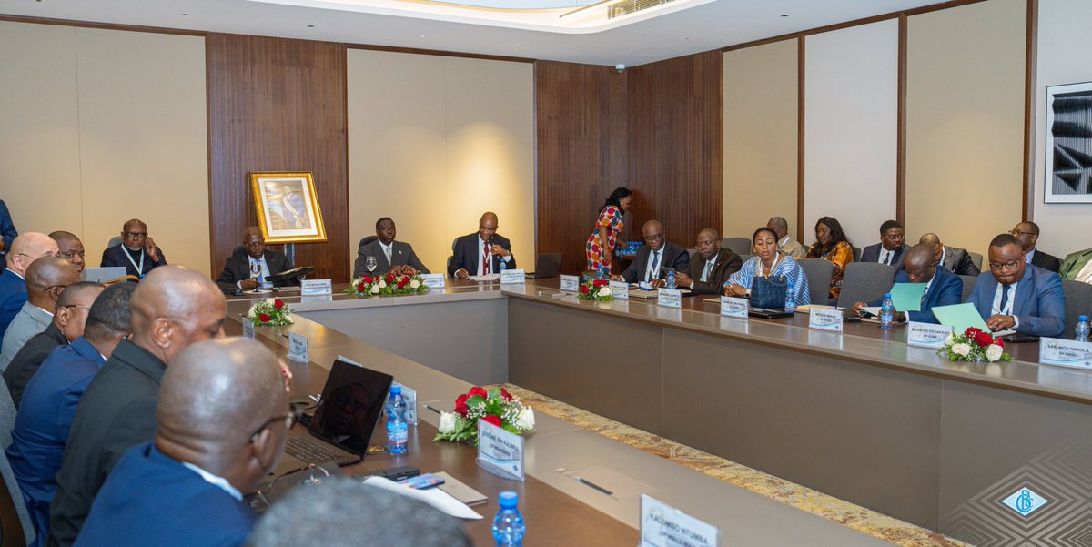 SergeKanyinda13's tweet photo. Kolwezi : La @BCC_RDC mobilise ses entités provinciales autour des enjeux économiques et financiers.

La @BCC_RDC lance la #CONFEP2026, un cadre d’échanges visant à améliorer la coordination de ses services en province et à renforcer l’efficacité de ses interventions.

Les discussions portent notamment sur la stabilité monétaire et financière, l’inclusion financière, la modernisation des paiements et la maîtrise des risques.

L’ambition : rapprocher davantage la @BCC_RDC des réalités économiques locales et consolider son action sur l’ensemble du territoire national.

#BCC #CONFEP2026 #FrancCongolais #StabilitéMonétaire #InclusionFinancière