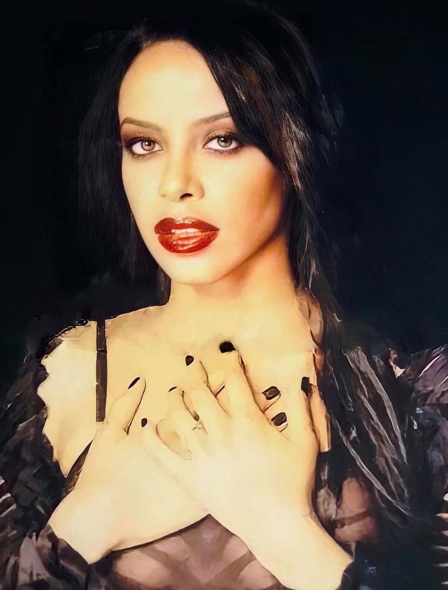 AaliyahLegion's tweet photo. Aaliyah was hauntingly beautiful https://t.co/HVeINHfAUa