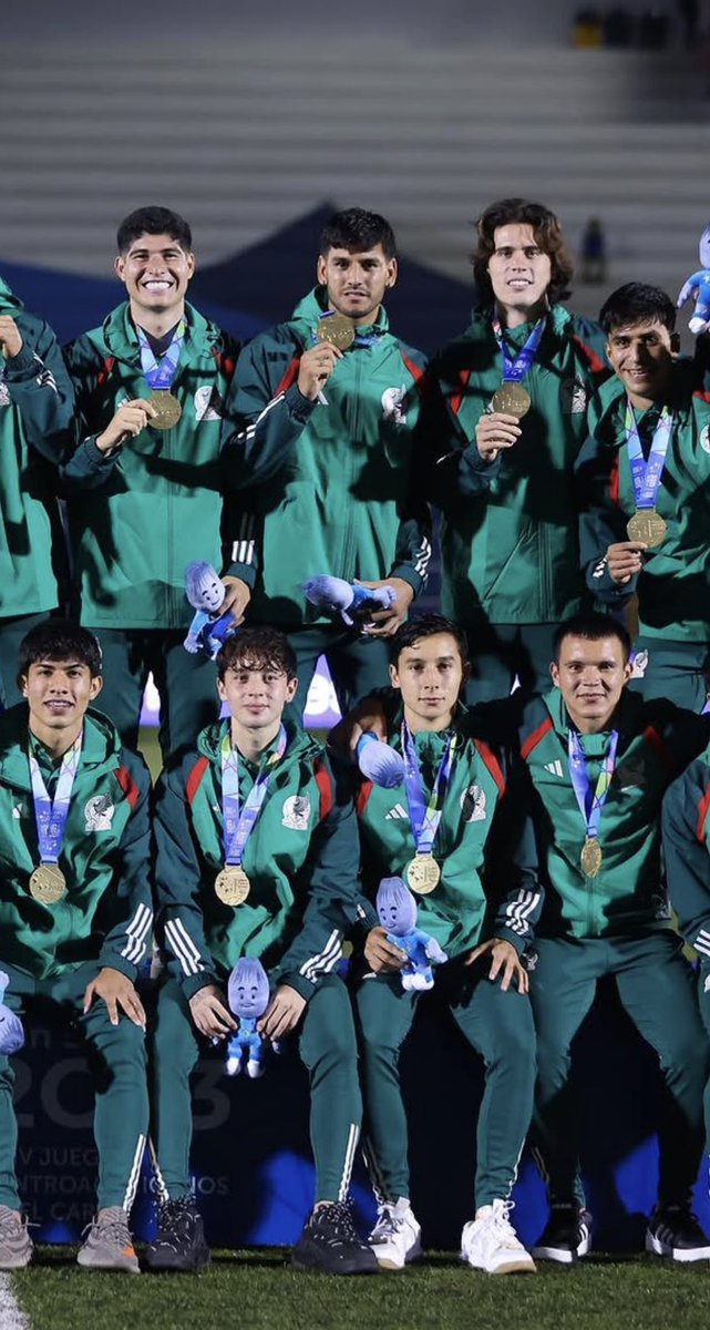 Sho0yx's tweet photo. Esta foto vive en mi cabeza, q curioso pensar que puedes compartir tantos años con alguien, perderlo y que un día el destino decida volver a cruzar sus caminos en el mismo club, no había sentido algo así desde el hollanov… https://t.co/hKIDjjDNXM