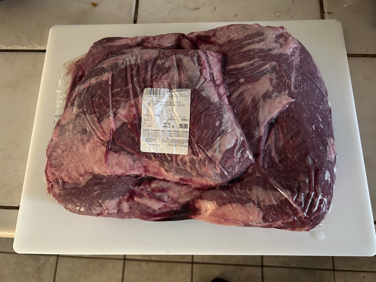 AhchAbiama's tweet photo. I just seasoned up some tri tips to smoke later. 👨🏽‍🍳 
Got 2 seasoned AB’s way, 1 Texas style, 1 Applewood. 
🥩💨💨
@GMGrills https://t.co/45X70IfYMX