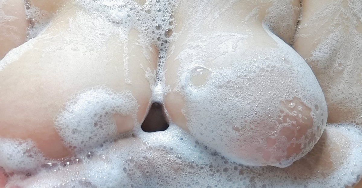 WangD1225's tweet photo. 洗澡的时候拍的，好喜欢玩奶子
#bbw #母猪 #露出 https://t.co/T8Ec6Wn9Nb