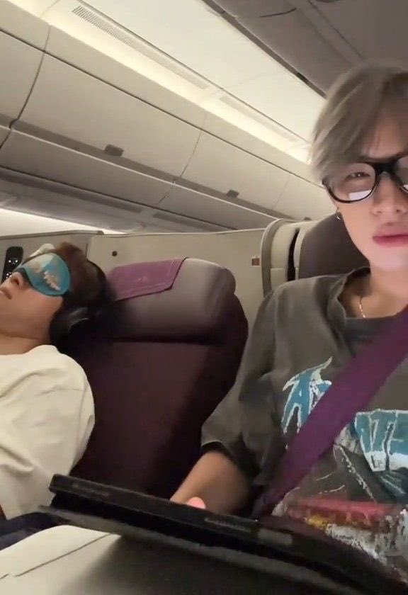 _tttequila's tweet photo. นั่งข้างกันไปอีก 100 ปีเลยนะ https://t.co/iJKhKqM8Kl