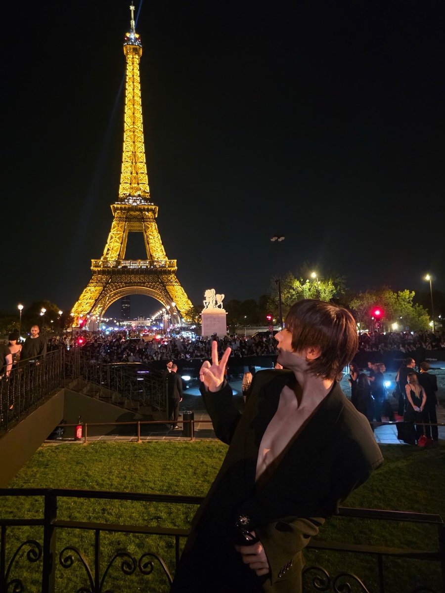 imhappyriseczen's tweet photo. ยังอยู่ตรงนี้อยู่หรอ                            ตลอดไป

ANTON TO SAINT LAURENT PFW
#ANTONxSaintLaurentSS27
#ANTONxSaintLaurent #생로랑앤톤 @YSL https://t.co/JOxOGw5WJc