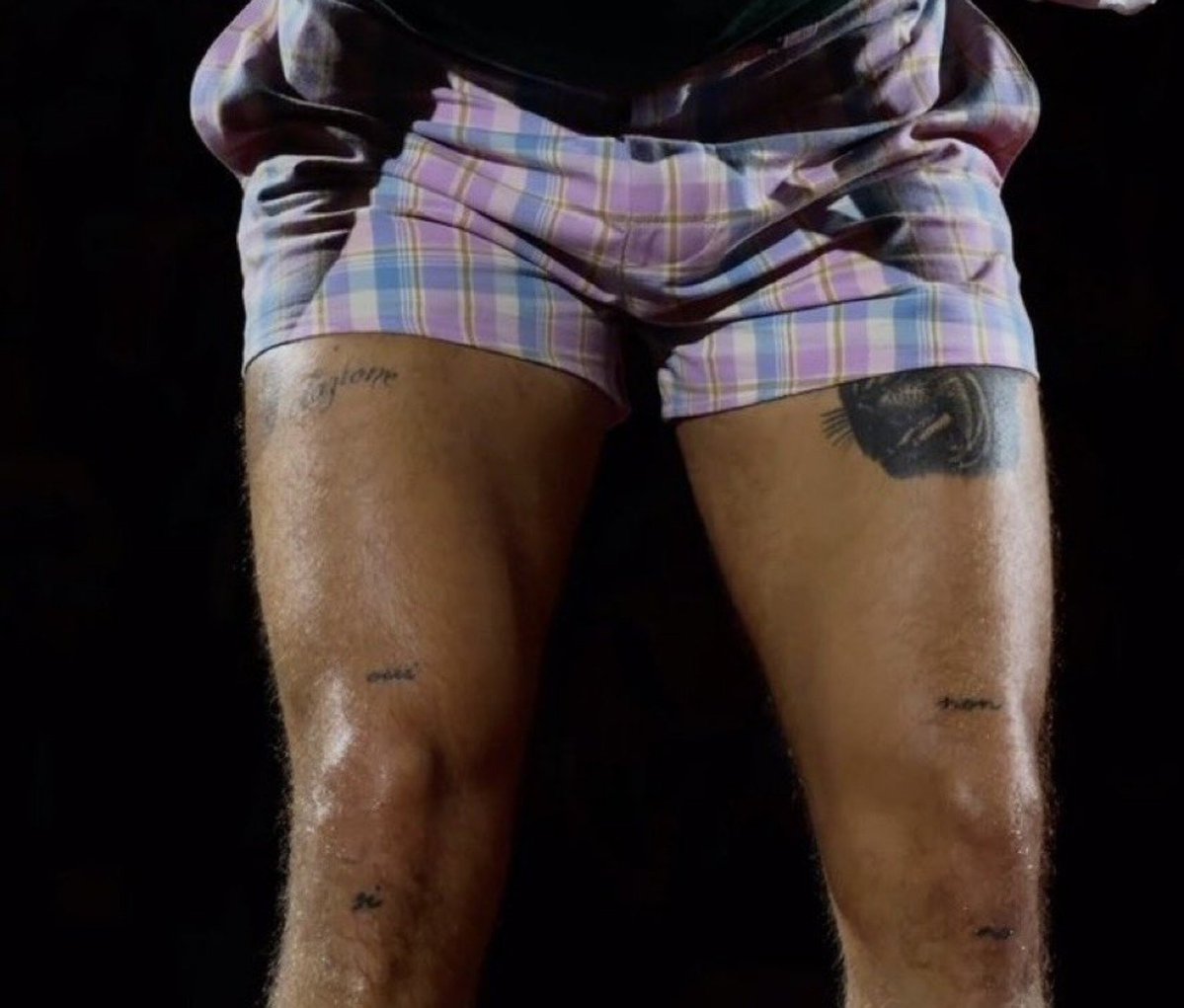 rrysdimple's tweet photo. "boobs or ass?" thighs. https://t.co/4GBTC1128G