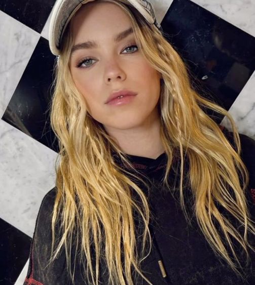 Joefanatic23's tweet photo. oh she knows she's the it girl https://t.co/4P9eg018G8